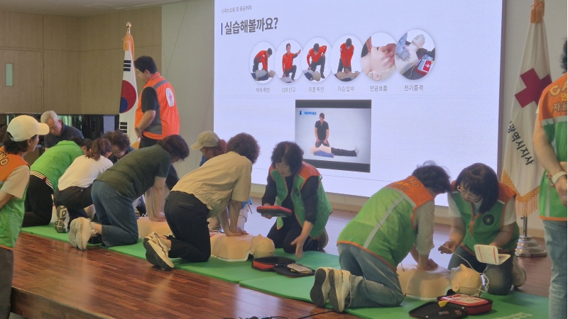 연수구는 지난달 27일과 29일 이틀간 대한적십자사 인천지사 강당에서 지역자율방재단원 78명을 대상으로 구조 및 응급처치 교육을 실시했다
